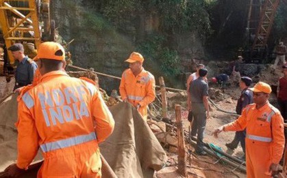 Ấn Độ đẩy mạnh công tác cứu hộ 15 thợ mỏ mắc kẹt trong hầm
