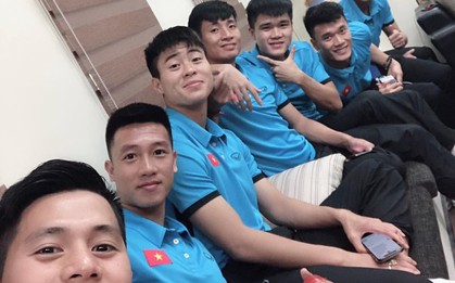 Bị hỏi giận gì mà ngồi xa Tư Dũng thế, Đình Trọng trả lời một câu khiến hội "con dân" muốn xỉu