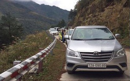 Người dân ùn ùn kéo lên ngắm băng tuyết, đường lên Mẫu Sơn tê liệt ngày cuối năm