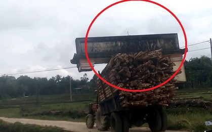 Chở hàng cồng kềnh chưa đủ, tài xế công nông còn chất luôn cả cái cổng làng lên xe