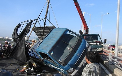 Đà Nẵng: Xe tải lật giữa cầu, giao thông ách tắc nghiêm trọng giờ cao điểm