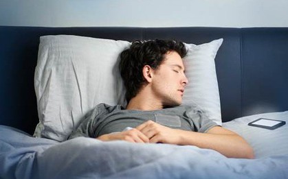 Để điện thoại cạnh người khi ngủ, cẩn thận mắc chứng "tay nhanh hơn não" nhắn tin vô thức như zombie