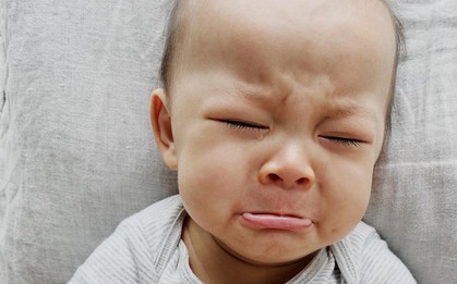 Đáng yêu như con gái Julia Đoàn: Hào hứng cổ vũ Việt Nam rồi bất ngờ khóc thét khi đội nhà ghi bàn