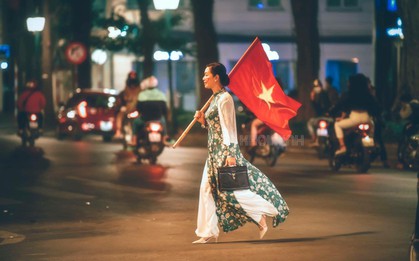 Đi bão kiểu NSƯT Chiều Xuân: Không kèn trống, diện áo dài vác cờ Tổ quốc văn minh nhưng vẫn cực chất