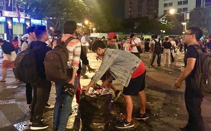 Hình ảnh đẹp: Nhiều bạn trẻ ở Sài Gòn không ngại bẩn, dọn sạch rác trên phố đi bộ sau chiến thắng của Việt Nam