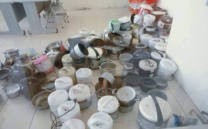 Thảm cảnh sau đợt "càn quét" ký túc xá: Sinh viên nước mắt lưng tròng chia tay gia tài nồi niêu xoong chảo