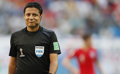 Info trọng tài bắt trận chung kết AFF Cup: Từng mang vận may cho Malaysia, có phản ứng cực "gắt" khi bị chỉ trích