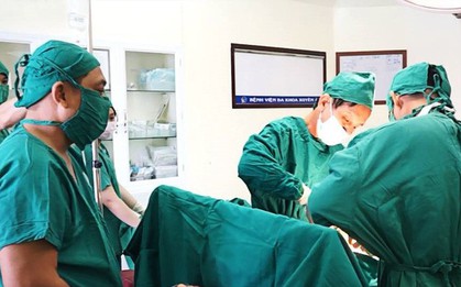 30 phút khẩn cấp cứu bé sơ sinh bị sa dây rốn, suy thai trong bụng mẹ