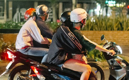 Chùm ảnh: Những cái ôm thật chặt sưởi ấm cho nhiều cặp đôi trong cái se lạnh của Sài gòn ngày giáp Tết