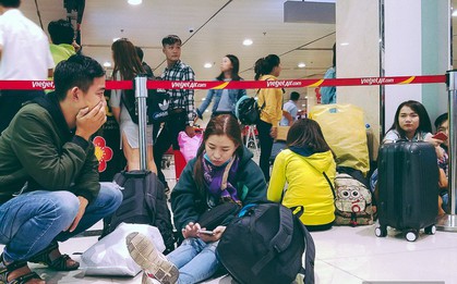 Hành khách phát khóc vì đi máy bay Tết còn khổ hơn xe đò: dăm lần bảy lượt delay, vạ vật cả ngày đợi chờ mòn mỏi