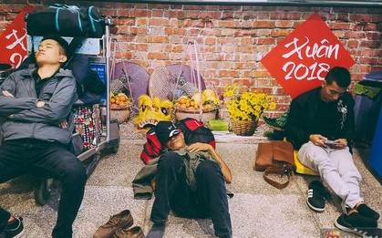 Khổ như đi máy bay Tết: Hành khách nằm la liệt dưới sàn sân bay Tân Sơn Nhất suốt cả đêm để chờ đến giờ check in