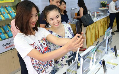 Giới trẻ tận dụng ưu đãi khủng, đổ xô sắm đồ công nghệ trước Tết