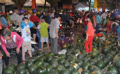 Dưa hấu xả hàng, người dân nườm nượp đi mua trong đêm cuối năm