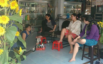 Còn mấy tiếng đón Giao thừa, chị em tranh thủ đi làm đẹp khiến tiệm hớt tóc, làm nail quá tải, chủ tiệm hốt bạc triệu