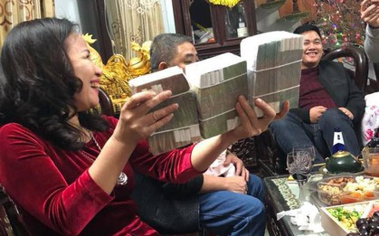 Clip: "mẹ nhà người ta" mừng tuổi các con cả xấp 500 nghìn khiến cư dân mạng ngỡ ngàng ngày đầu xuân