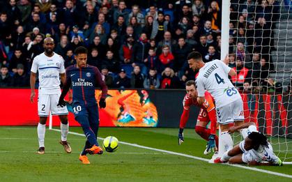 Neymar đánh gót ghi bàn đẳng cấp, PSG thắng ngược Strasbourg