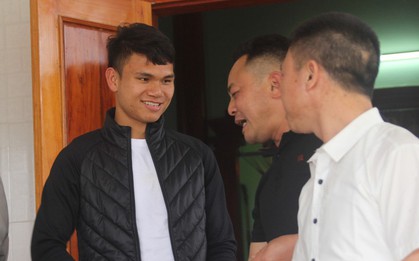 Tết này, nhà cầu thủ Xuân Mạnh có thêm cành đào quất và tiếng cười rộn rã khi người hâm mộ nườm nượp ghé đến chúc Tết