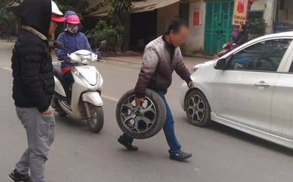 Hà Nội: Xe ô tô đang đi thì một bánh đình công rụng luôn ra đường