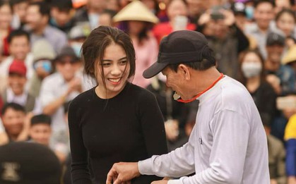 Tham gia hội đấu vật của làng, nữ sinh 2002 gây chú ý vì vừa xinh vừa khỏe
