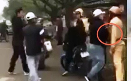 Clip nhóm thanh niên đánh võng, vu vạ CSGT đánh người