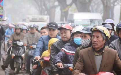 Ngàn người đổ xô đi xem đua thuyền trên hồ Tây, nhiều tuyến đường ùn tắc kéo dài