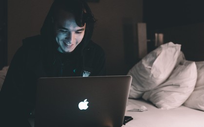 Ai mà chẳng từng bật máy tính lên để làm việc nhưng kết quả lại lướt Facebook hết buổi