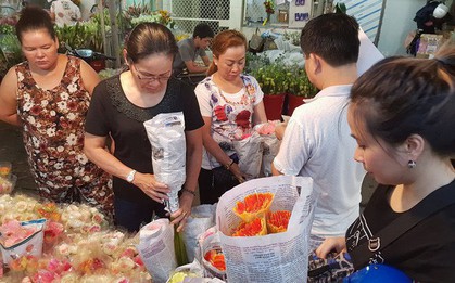Nửa đêm, người Sài Gòn vẫn ùn ùn đi mua hoa đồng tiền giá gấp 3-4 lần bình thường để cúng thần tài