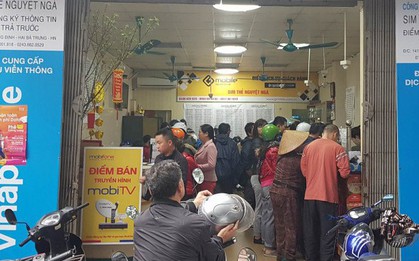 Ngày cuối cùng khuyến mại 50% giá trị thẻ nạp điện thoại: Chen lấn mua thẻ, "cháy hàng" trên diện rộng