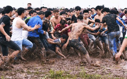 Hàng trăm thanh niên trai tráng lao vào giằng xé, giẫm đạp lên nhau để Cướp phết Hiền Quan lấy may