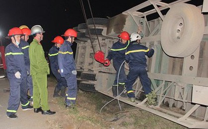 Lật xe container đè chết 2 phụ nữ đi bộ