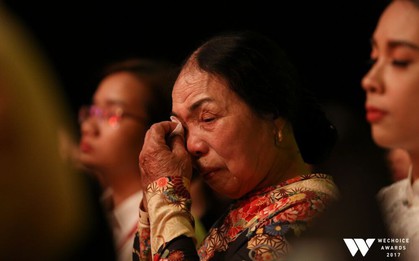Con gái cụ Xuân bật khóc khi xem tiết mục múa mang tên mẹ, tái hiện câu chuyện “chờ chồng suốt 52 năm” tại Gala WeChoice Awards 2017