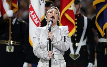 Super Bowl 2018: Pink nhận cơn mưa lời khen khi hát live dù mất giọng
