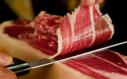 Đùi lợn đen muối Jamón Ibérico trứ danh của Tây Ban Nha chỉ nhìn bề ngoài thôi cũng đủ biết là cực phẩm