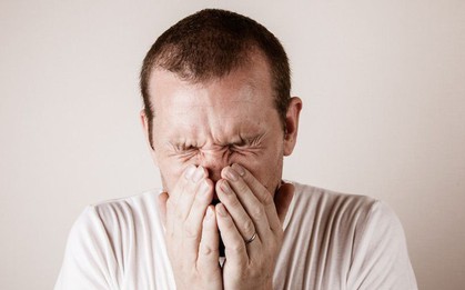 Người đàn ông xé rách cổ họng mình chỉ vì... nhịn hắt hơi