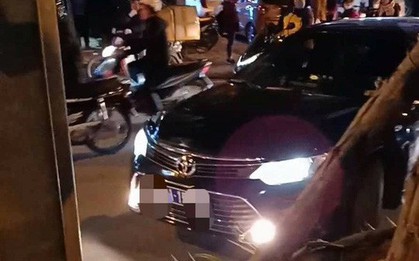 Xe biển xanh rú còi tạt đầu xe con rồi tháo bỏ BKS