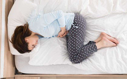 Thấy cơn đau bụng đi kèm cùng các triệu chứng này thì cần đi khám ngay