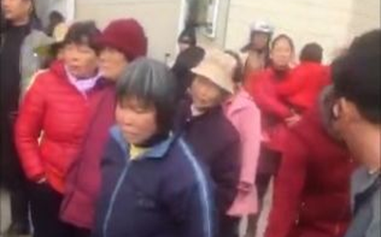 "Yêu râu xanh" tóc bạc đè cô gái trẻ ra sàm sỡ giữa phố nhưng không ai can ngăn gây phẫn nộ
