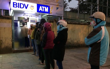 Những ngày giáp Tết, người dân Đà Nẵng mệt mỏi xếp hàng dài trước cây ATM chờ rút tiền