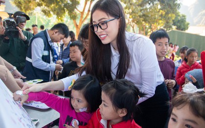 Á hậu Phương Nga giản dị, đón Tết sớm cùng các em nhỏ kém may mắn ở Sơn La