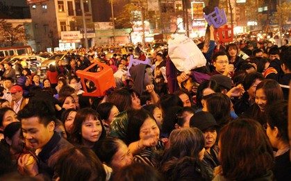 Hà Nội: Hàng nghìn người chen lấn xin lộc sau khi lễ cầu an ở chùa Phúc Khánh kết thúc