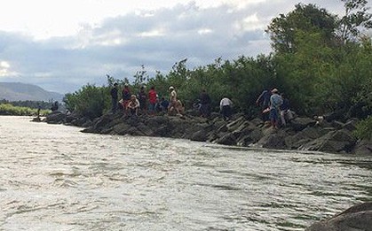 Hàng trăm người tìm kiếm 3 nam sinh mất tích khi đi tắm sông