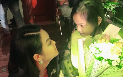 Lần đầu đi xem mẹ diễn, và đây là phản ứng đáng yêu vô cùng của con gái Phạm Quỳnh Anh