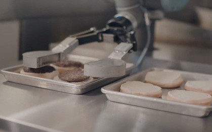 Robot lật bánh burger mới làm được vài ngày đã xin nghỉ để đi khám sức khỏe