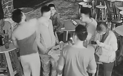 Clip ghi lại cảnh phóng viên ở Đà Nẵng bị đánh liên tục tại quán bar khi đang tác nghiệp