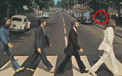 Photobomb nổi tiếng bậc nhất thế giới: Bức ảnh bìa của The Beatles đang đẹp, người đàn ông góc đường kia là ai?