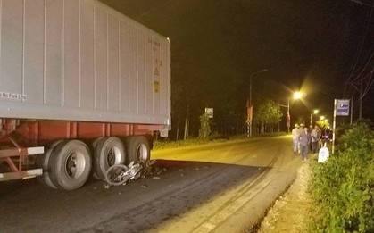 Đồng Nai: 3 xe máy tông nhau, 1 xe văng vào gầm container khiến 3 người chết và 2 người bị trọng thương