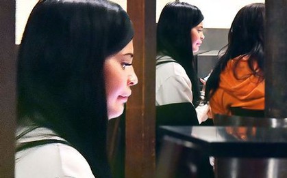 Thấy môi chưa đủ dày, Kylie Jenner lại đi bơm thêm đến sưng vù kém thẩm mỹ