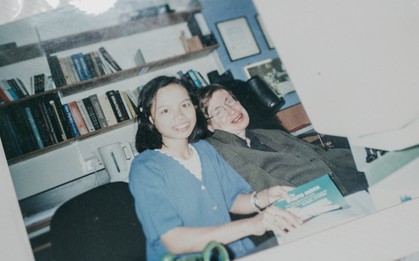 Gặp cô con gái nuôi người Việt của Stephen Hawking: "Điều ngẫu nhiên tuyệt vời nhất trên đời là tôi được làm con của bố"