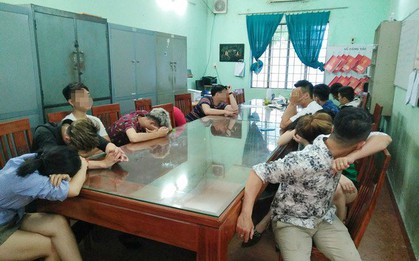 Hàng chục dân chơi phê ma tuý tháo chạy tán loạn khi công an tiến hành kiểm tra quán karaoke lúc sáng sớm