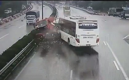 Clip vụ va chạm kinh hoàng giữa xe cứu hỏa và xe khách trên cao tốc Pháp Vân